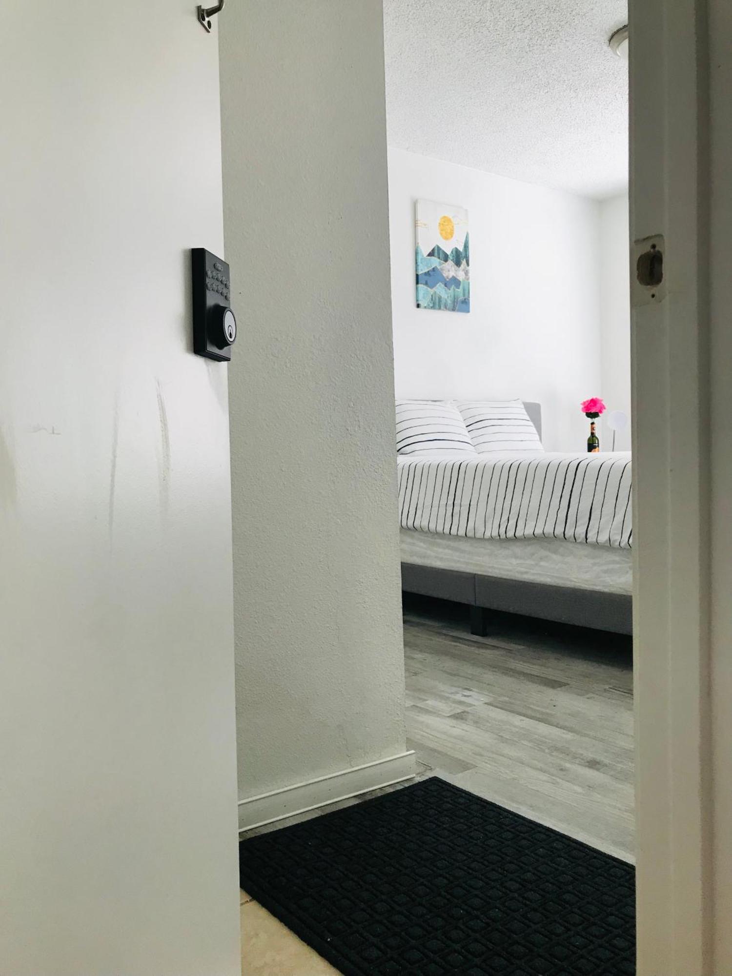 Séjour chez l'habitant Super 1 Bedroom, Share Bathroom, Kitchen -1 *
